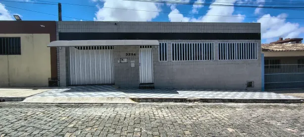 Casa com 4 Quartos à venda, 240m² no Candelária, Natal