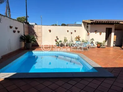Casa com 2 Quartos à venda, 157m² no Segismundo Pereira, Uberlândia