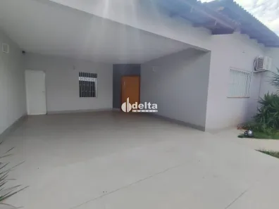 Casa com 3 Quartos para alugar, 180m² no Umuarama, Uberlândia