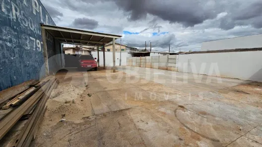Galpão/Depósito/Armazém com 1 Quarto para alugar, 98m² no Segismundo Pereira, Uberlândia