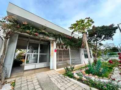 Casa com 3 Quartos à venda, 194m² no Barreiros, São José