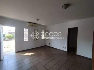 Casa com 3 Quartos à venda, 321m² no Jardim São Bento, Uberaba