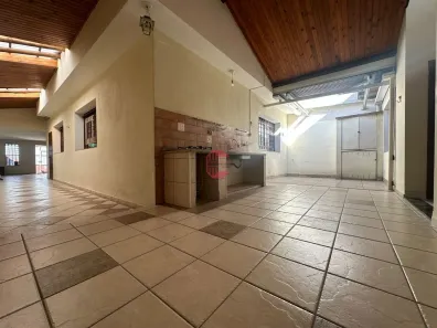 Casa com 6 Quartos para alugar, 240m² no Vila Vianelo, Jundiaí