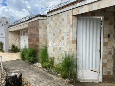 Casa com 3 Quartos à venda, 194m² no Santa Mônica, Uberlândia