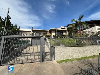 Casa com 4 Quartos à venda, 380m² no Três Figueiras, Porto Alegre