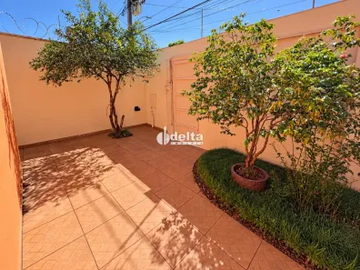 Casa com 3 Quartos para alugar, 128m² no Granada, Uberlândia