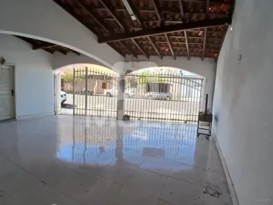 Casa com 3 Quartos para alugar, 221m² no Osvaldo Rezende, Uberlândia