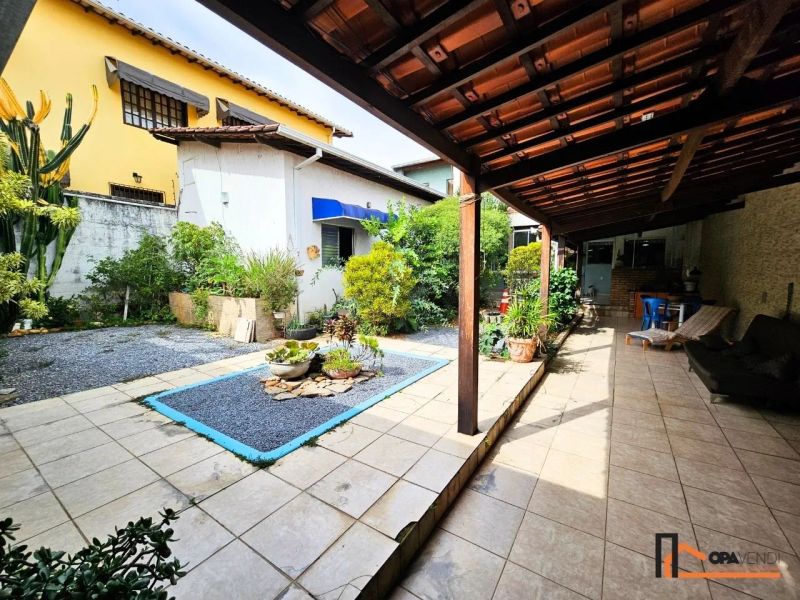 Casa com 3 quartos — Santa Amélia, Belo Horizonte