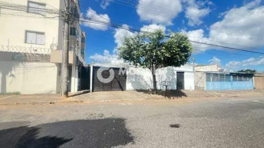 Casa com 2 Quartos para alugar, 70m² no Segismundo Pereira, Uberlândia