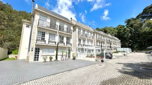 Casa de Condomínio com 3 Quartos à venda, 340m² no Valparaíso, Petrópolis