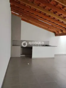 Casa com 3 Quartos à venda, 230m² no Jardim Holanda, Uberlândia