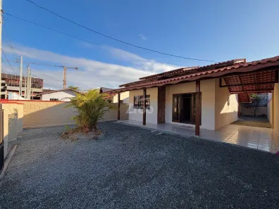 Casa com 3 Quartos para alugar, 220m² no Armação, Penha