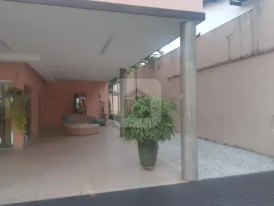 Sobrado com 4 Quartos para alugar, 750m² no Morada da Colina, Uberlândia