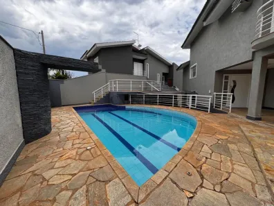 Casa com 3 Quartos para alugar, 284m² no Jardim Alvorada, Londrina