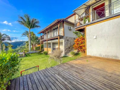 Casa de Condomínio com 3 Quartos à venda, 1400m² no Nogueira, Petrópolis