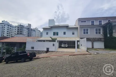 Casa com 4 Quartos para alugar, 256m² no Agronômica, Florianópolis