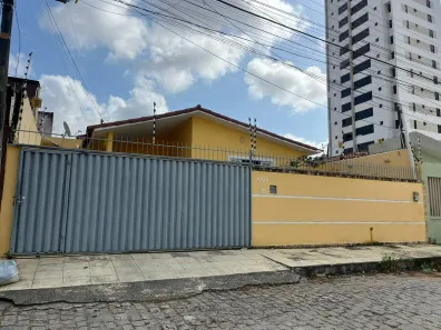 Casa com 4 Quartos à venda, 250m² no Lagoa Nova, Natal