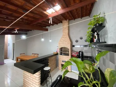 Casa com 3 Quartos à venda, 200m² no Laranjeiras, Uberlândia