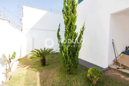 Casa com 5 Quartos para alugar, 230m² no Jardim Inconfidência, Uberlândia