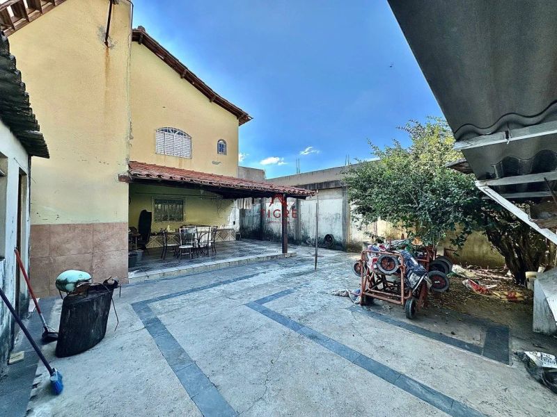 Casa com 3 quartos — Heliópolis, Belo Horizonte
