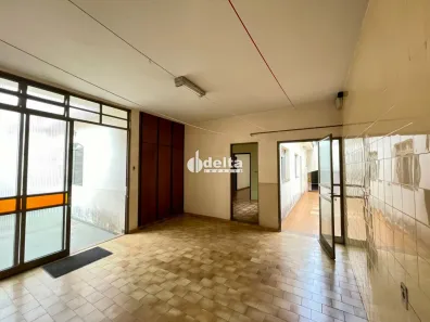 Ponto Comercial com 4 Quartos à venda, 298m² no Osvaldo Rezende, Uberlândia