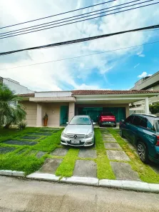 Casa de Condomínio com 4 Quartos para alugar, 400m² no Aleixo, Manaus