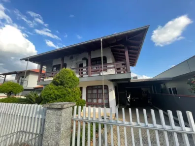Casa com 4 Quartos para alugar, 248m² no Rau, Jaraguá do Sul
