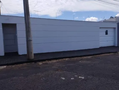 Casa com 8 Quartos para alugar, 311m² no Osvaldo Rezende, Uberlândia