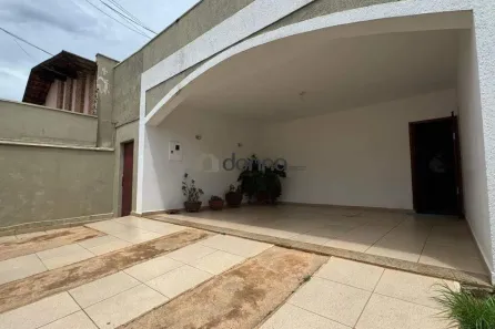 Casa com 3 Quartos à venda, 228m² no São Benedito, Uberaba