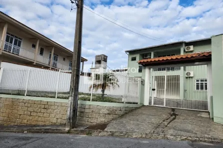 Casa com 5 Quartos para alugar, 250m² no Centro, São José