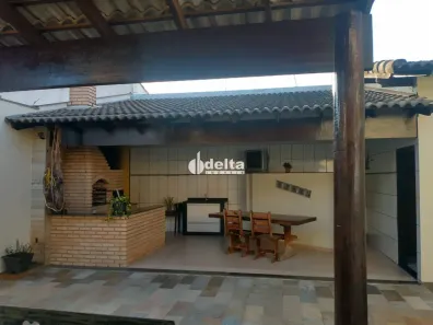 Casa com 4 Quartos à venda, 300m² no Santa Mônica, Uberlândia