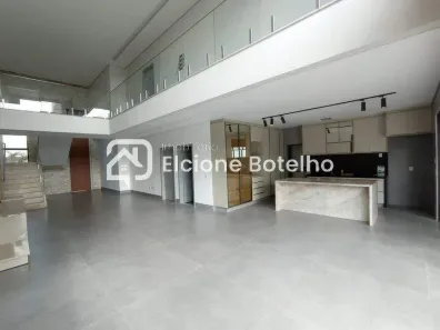 Casa de Condomínio com 3 Quartos para alugar, 320m² no Aclimação, Uberlândia