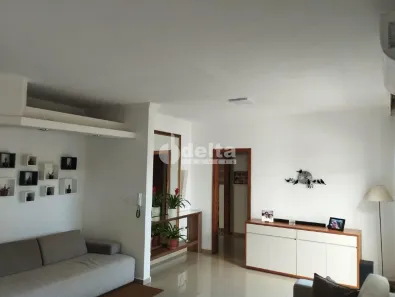 Casa com 3 Quartos à venda, 300m² no Cidade Jardim, Uberlândia