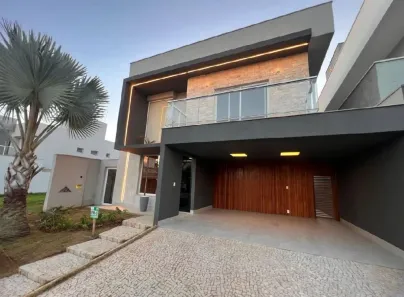 Sobrado com 3 Quartos à venda, 283m² no Laranjeiras, Uberlândia