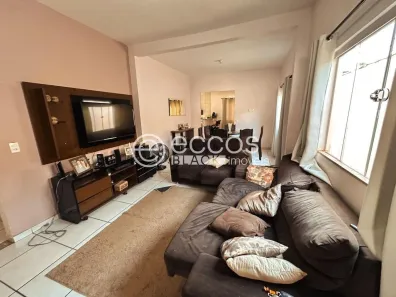 Casa com 3 Quartos à venda, 180m² no Jardim Patrícia, Uberlândia