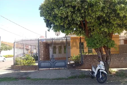 Casa com 3 Quartos para alugar, 197m² no Garcia, Lins