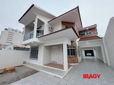 Casa com 5 Quartos para alugar, 268m² no Barreiros, São José