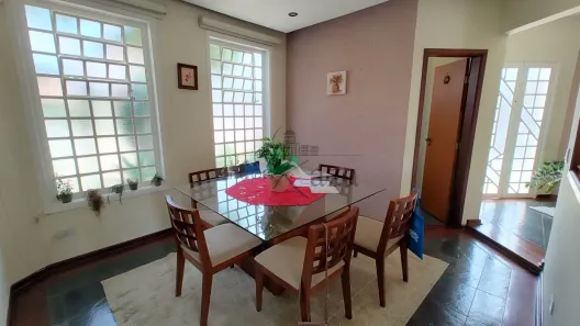 Sobrado com 3 Quartos à venda, 236m² no Jardim Siesta, Jacareí
