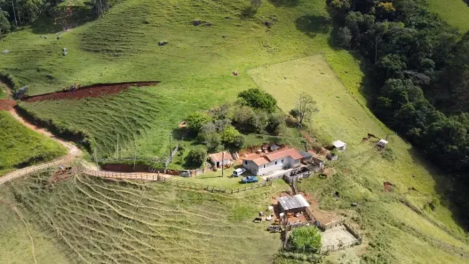 Fazenda/Sítio com 2 Quartos à venda, 76000m² no , Sapucaí-Mirim