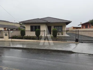 Casa com 3 Quartos para alugar, 179m² no Bom Retiro, Joinville