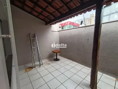 Casa com 3 Quartos para alugar, 180m² no Santa Mônica, Uberlândia