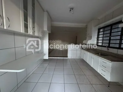 Casa com 4 Quartos para alugar, 270m² no Cidade Jardim, Uberlândia