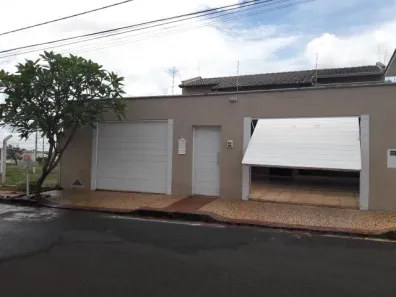Casa com 3 Quartos à venda, 200m² no Alto Umuarama, Uberlândia