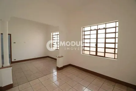 Casa com 2 Quartos para alugar, 180m² no Lídice, Uberlândia