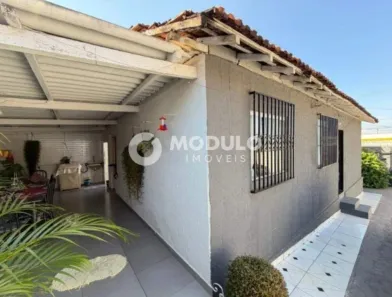 Casa com 3 Quartos para alugar, 145m² no Presidente Roosevelt, Uberlândia