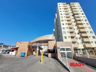 Apartamento com 2 Quartos para alugar, 55m² no Areias, São José