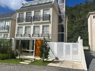 Casa de Condomínio com 3 Quartos à venda, 360m² no Valparaíso, Petrópolis