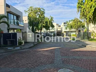 Casa de Condomínio com 4 Quartos para venda ou aluguel, 180m² no Recreio dos Bandeirantes, Rio de Janeiro