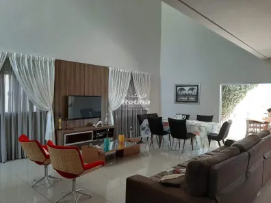 Casa com 3 Quartos para alugar, 347m² no Jardim Karaíba, Uberlândia