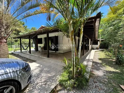 Casa com 3 Quartos para alugar, 165m² no Pântano do Sul, Florianópolis